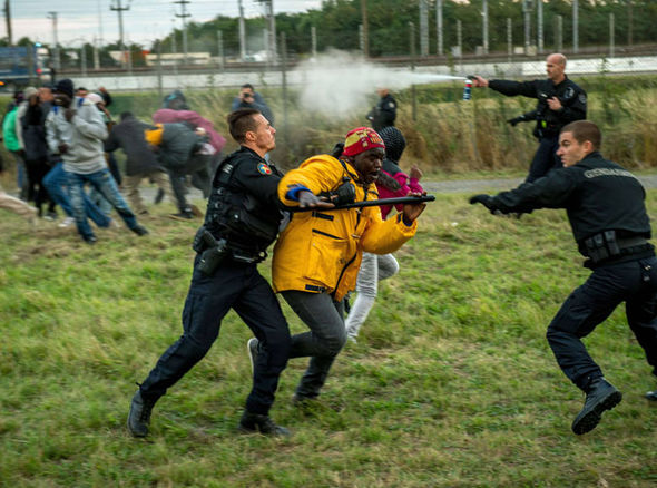 Calais-migrants-chaos-324810