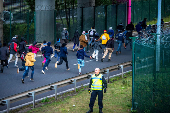 migrants-running-fence-man-jacket-reflective-green-358392